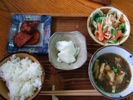 民宿島ぞうりの朝食セット（ポーク、ニンジンと四角豆の和え物、もずくの味噌汁）