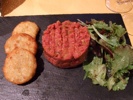 Café Gourmand, tartare de boeuf, pommes de terre et salade d'herbes 牛のタルタル