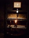 Marché aux vins 樽の上にテイスティング用のワイン