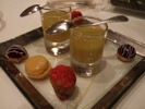 Stéphane Derbord ムニュに付属のデザートの前菜？さっぱりした柑橘ゼリー？、プラッムっぽい和菓子的なもの、アジア風味のマンゴーマカロン、カシスのパウンドケーキ的もの。