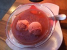 Soupe glacée à la rhubarbe, quelque fraises et sorbet fraises de bois ルーバーブと苺の冷たいスープと苺のシャーベット