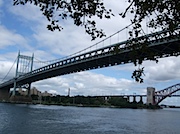Astoria Parkから見たTriborough BridgeとHell's Gate Bridge