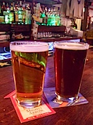 Poachers' PubのTrue Blonde Ale（左）と90 Shilling English-Scotish Blend Ale（右） 