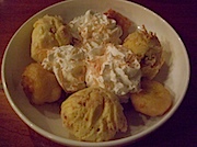 The Inn at Lost Creek内レストラン、9545: Macadamia Nut Cookie Sundae with Coconut Ice Cream, Whipped Cream and Tempura Bananas