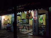 宿の近くの安食堂El Paisa