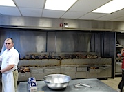 Montréal: Rotisserie Romadosのカウンターの向こうにずらりと並んだ鶏たち