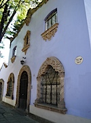 Coyoacan: 藤色の壁のお洒落な家
