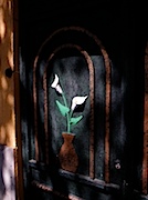 Coyoacan: ユリの花をあしらった門